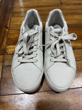Like new Men’s Calvin Klein Classic Low-Top Sneakers - Beige. Size 9.